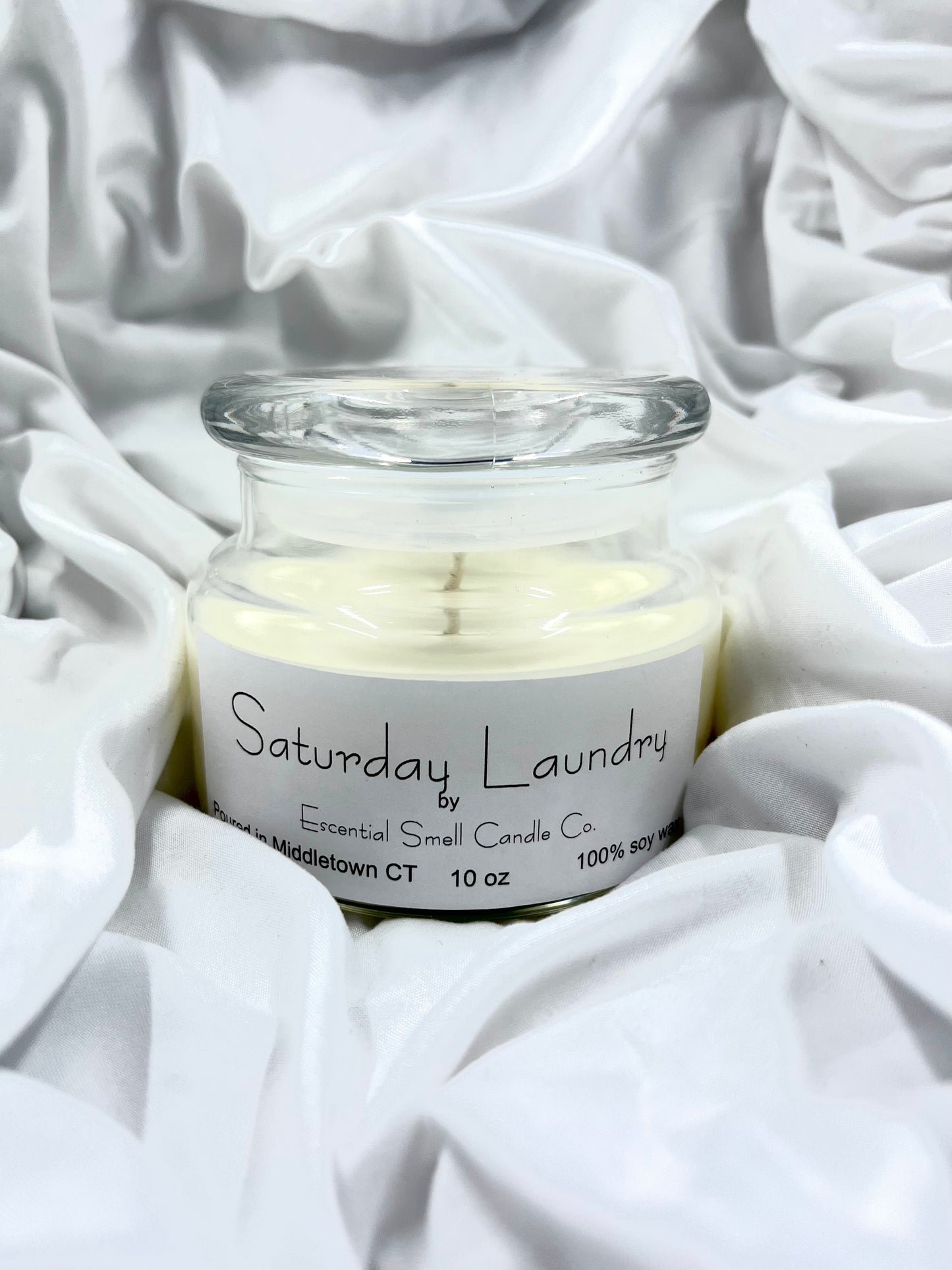 Imagine everyday smelling like the scent of fresh laundry. Saturday Laundry is the perfect everyday clean cotton scent and is perfect to burn to add the finishing touches to your clean home.